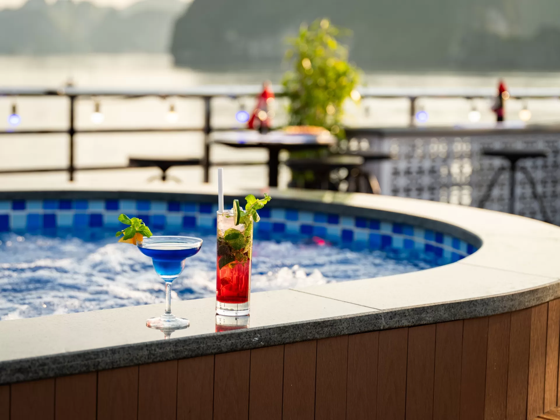 HA LONG BAY 1 DAY TOUR - 5* CRUISE WITH BUFFET LUNCH