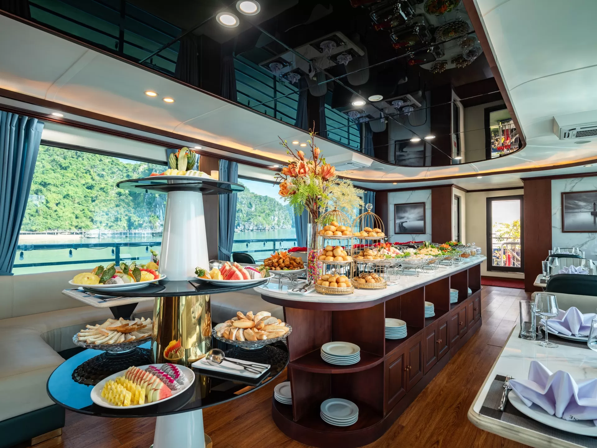 HA LONG BAY 1 DAY TOUR - 5* CRUISE WITH BUFFET LUNCH
