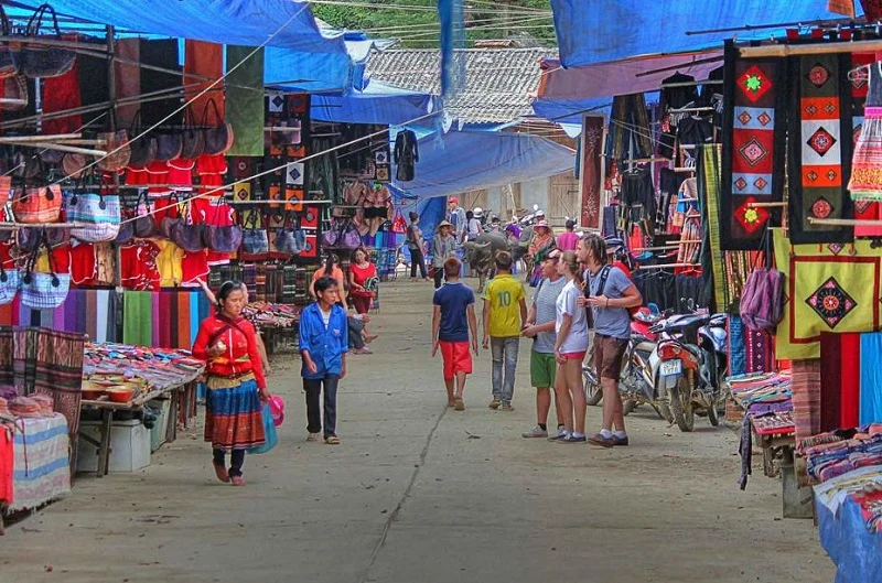 BAC HA MARKET 1 DAY TOUR FROM SAPA