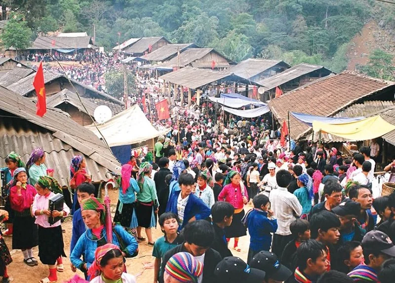 BAC HA MARKET 1 DAY TOUR FROM SAPA