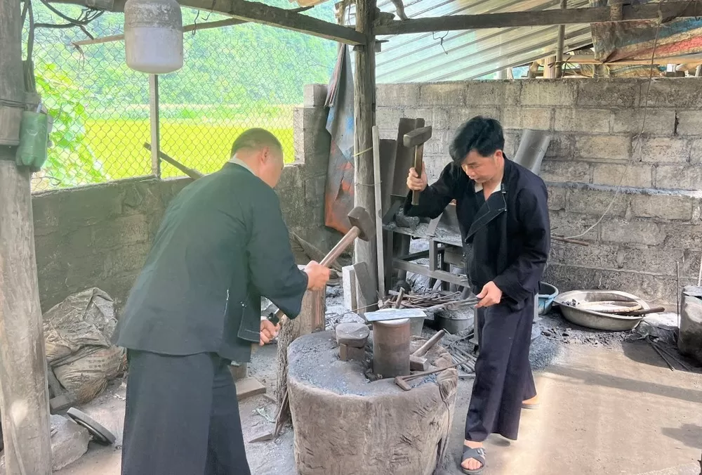 CAO BANG - BAN GIOC WATERFALL 2 DAYS 3 NIGHTS TRIP - HOMESTAY OVERNIGHT