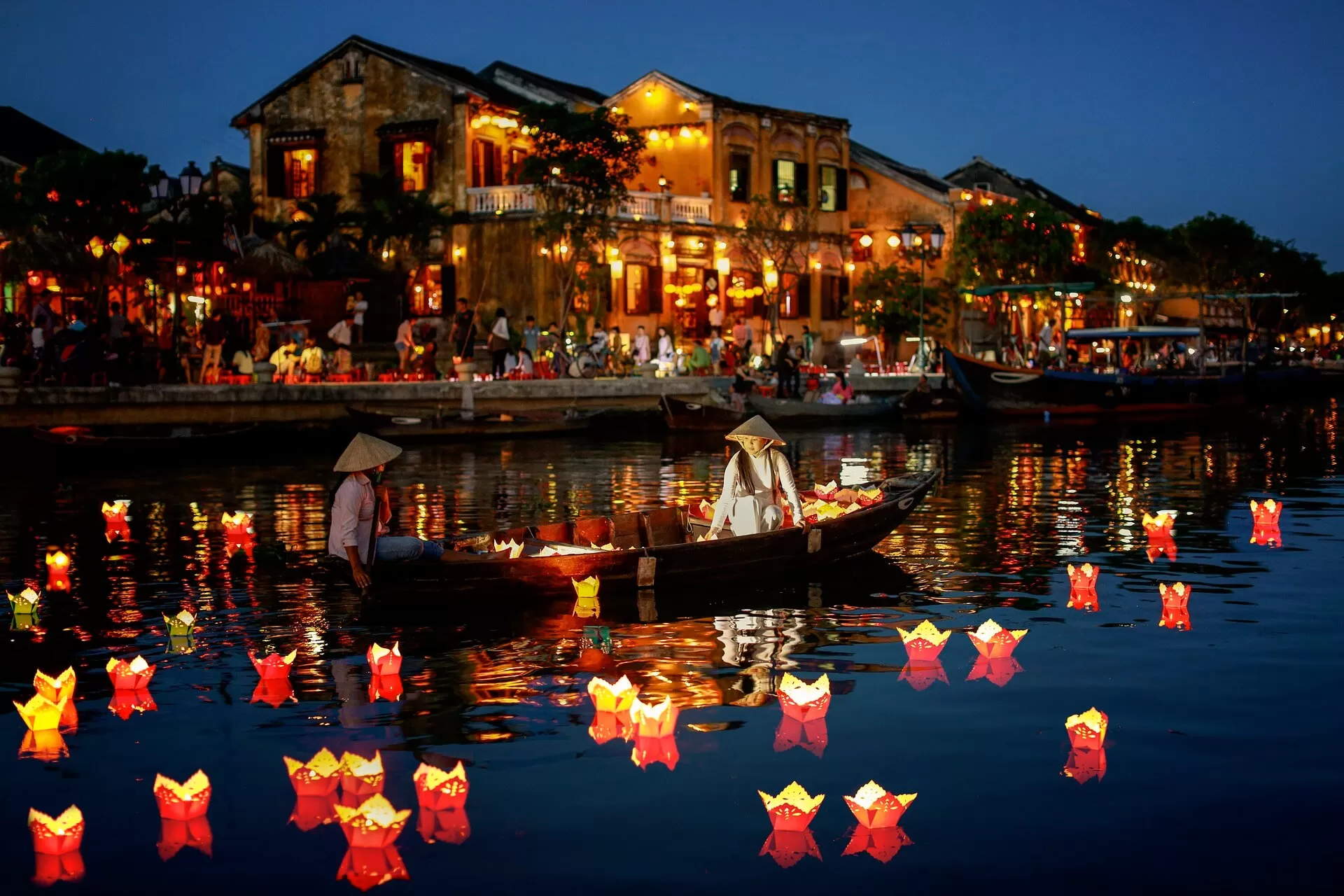 HOI AN ANCIENT TOWN - BOAT RIDE - RELEASE FLOWER LANTERN FROM DA NANG/HOI AN