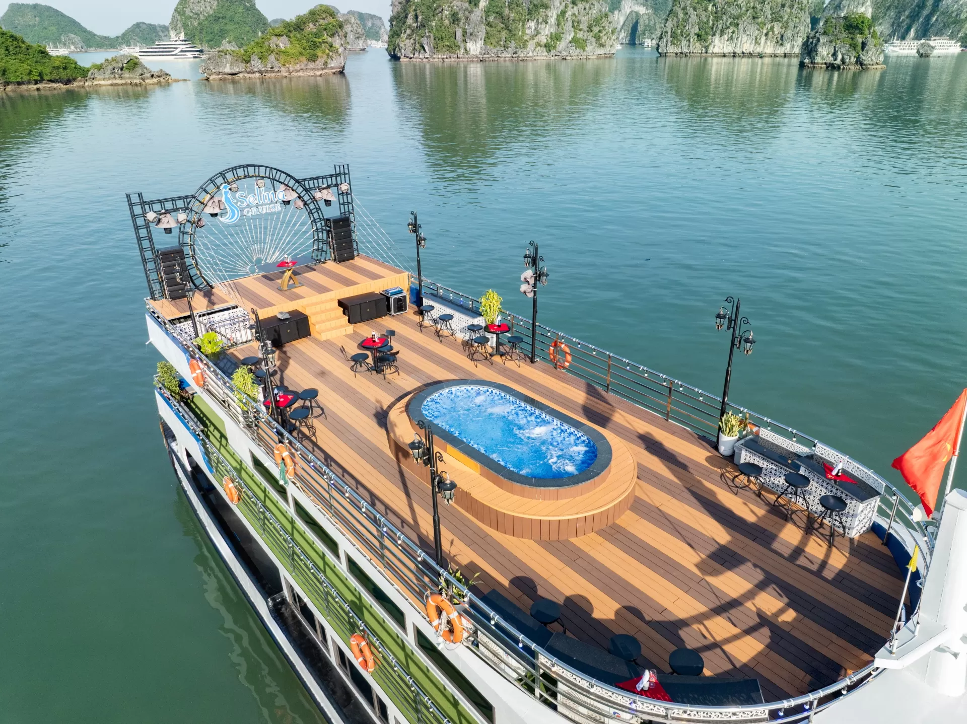 HA LONG BAY 1 DAY TOUR - 5* CRUISE WITH BUFFET LUNCH