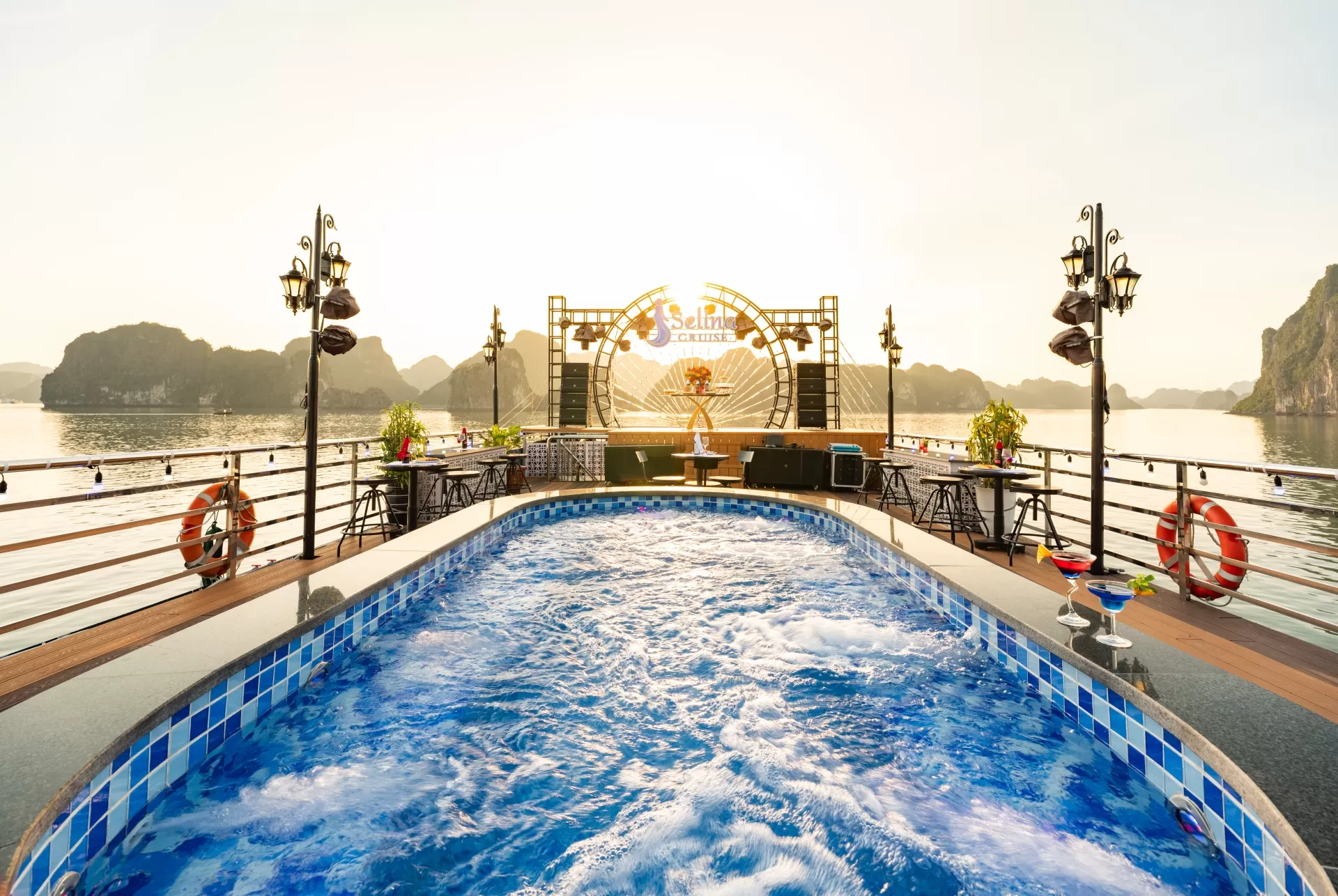 HA LONG BAY 1 DAY TOUR - 5* CRUISE WITH BUFFET LUNCH
